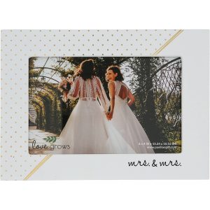 „Mrs. & Mrs.“ Rustikale weiß getünchte 7,5′′ x 5,5′′ Fotorahmen – für 6′′ x
