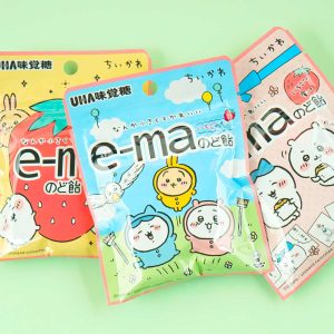 Chiikawa e-ma Throat Bonbonbeutel – Erdbeere