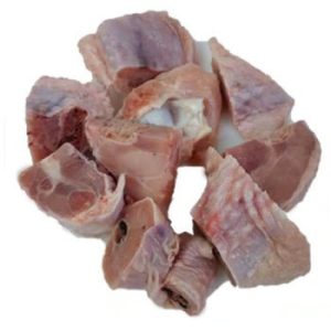 frische Putenflügel geschnitten – würziges und nahrhaftes Geflügel