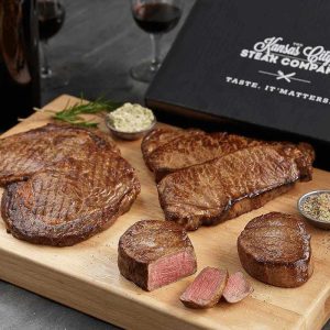 Butter gekrönt Geschenk verpackt Steaks