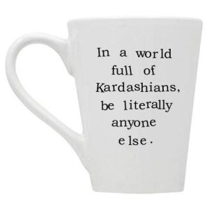 Buffalovely – In einer Welt voller Kardashians Tasse